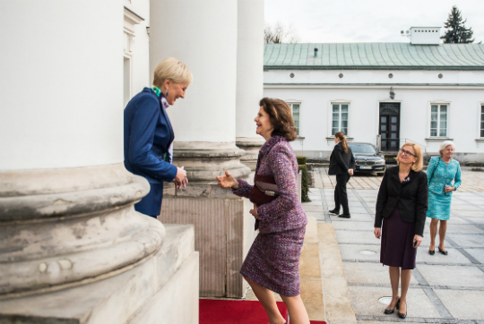 Drottningen välkomnas till Belweder Palace av presidenthustrun Mrs. Kronhauser-Duda. 