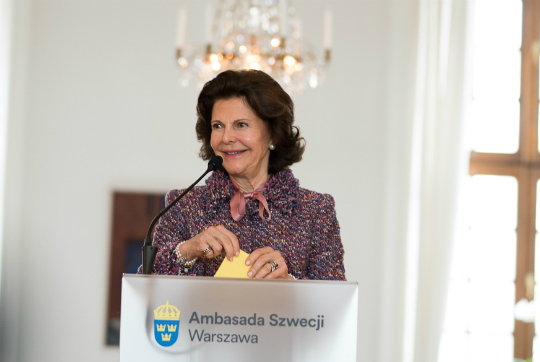 Drottningen håller tal vid ceremonin på den svenska ambassaden i Warszawa. 