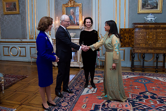 Kungaparet hälsar Marockos ambassadör Amina Bouayach välkommen till diplomatmottagningen. 