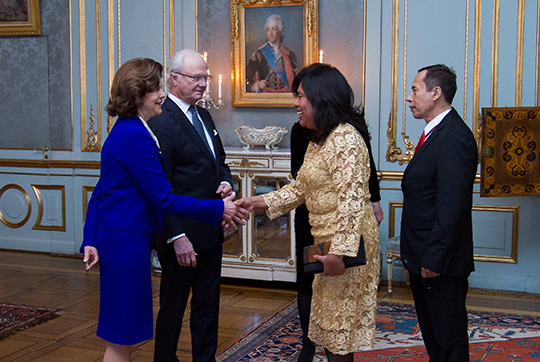 Nicaraguas ambassadör Veronica Rojas Berrios och Orlando Duarte Madrigal tillsammans med Kungaparet i Prinsessan Sibyllas våning, Kungl. Slottet.
