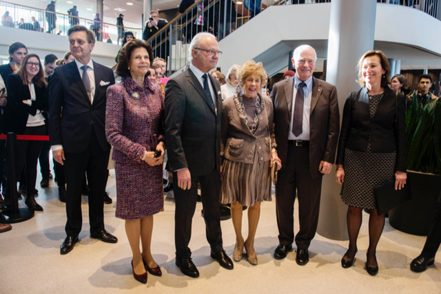 Kungaparet och generalguvernörsparet tillsammans med rektor Kerstin Tham vid Malmö högskola. 