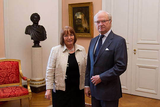 Kungen och landshövding Ingrid Burman vid mötet på Kungl. Slottet. 