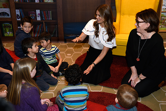Prinsessan Madeleine och Helena Gomér, från Rum för Barn i Stockholm, pratar böcker med premiärbesökare på biblioteket. 