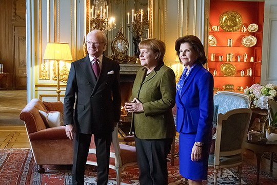 Kungaparet och förbundskansler Angela Merkel vid mötet i Prinsessan Sibyllas våning. 