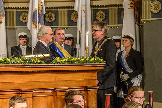 Torbjörn von Schantz överlämnar det första exemplaret av Lunds universitets jubileumsmedalj till Kungen. Lunds universitet har tagit fram medaljer vid tidigare jubileum: 1668, 1868, 1918 samt 1968. 