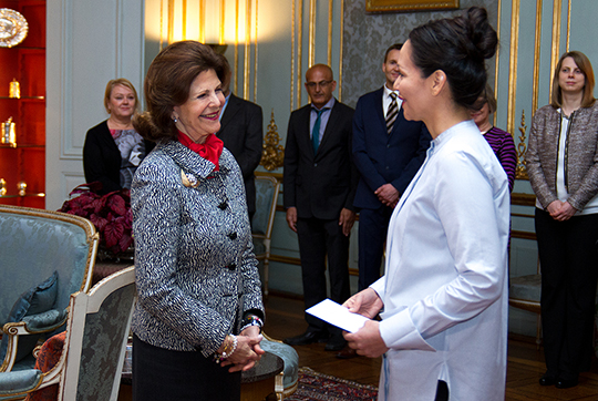 Drottningen delar ut stipendium till Naira Topooco Hjalmarsson, doktorand vid Institutionen för beteendevetenskap, Linköpings Universitet. 