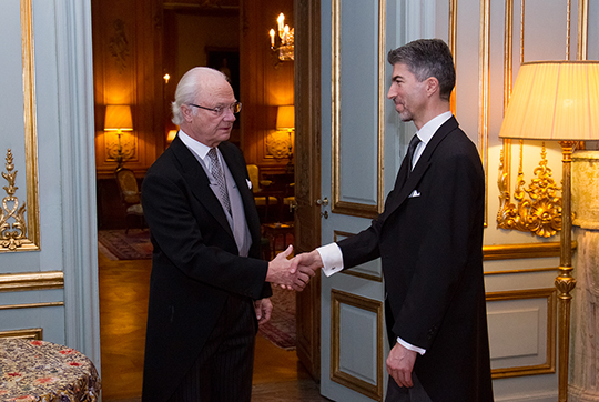 Kungen tillsammans med Kosovos ambassadör Ilir Dugolli vid dagens avskedsaudiens.