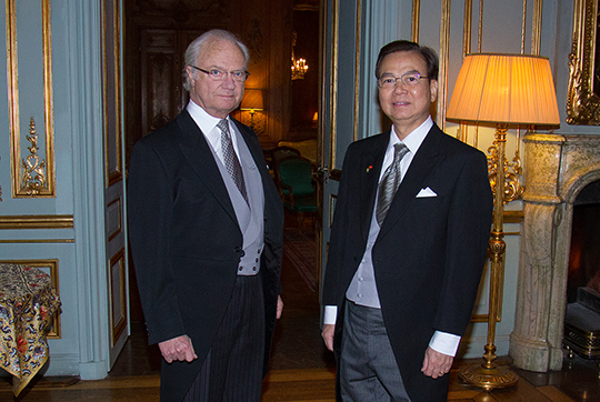 Kungen och Vietnams ambassadör Tran Van Hinh. 