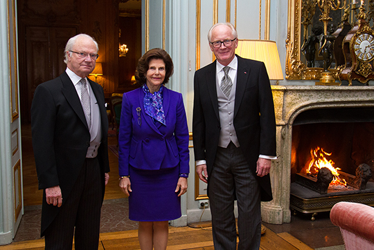 Kungen och Drottningen tillsammans med Norges ambassadör Kai Eide.