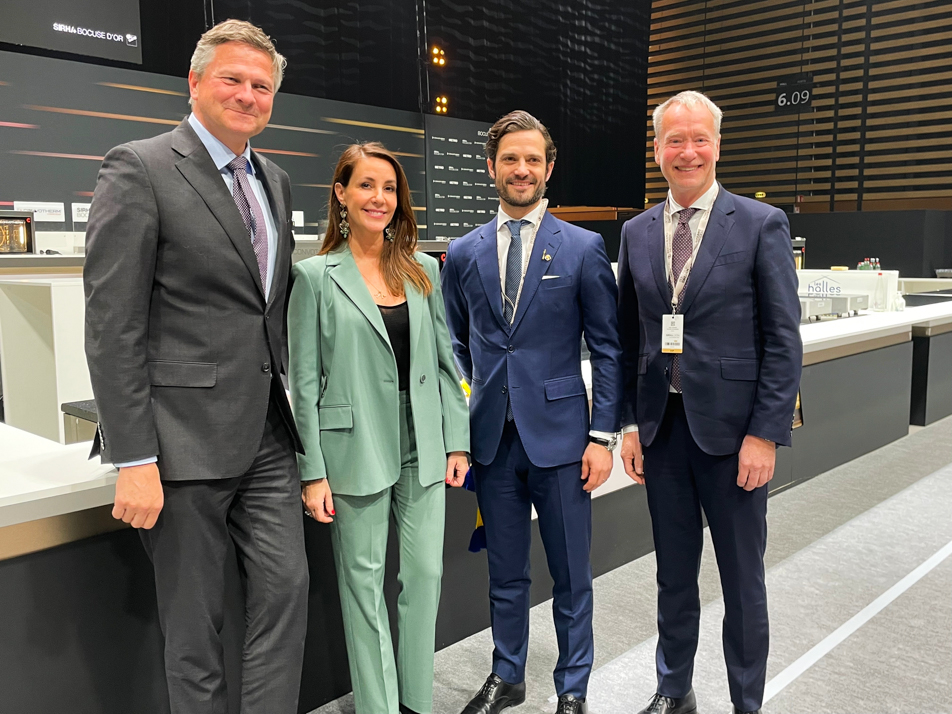 Prins Carl Philip tillsammans med Prinsessan Marie av Danmark, Sveriges ambassadör i Frankrike, Håkan Åkesson, samt Danmarks ambassadör i Frankrike, Micheal Starbæk Christensen.