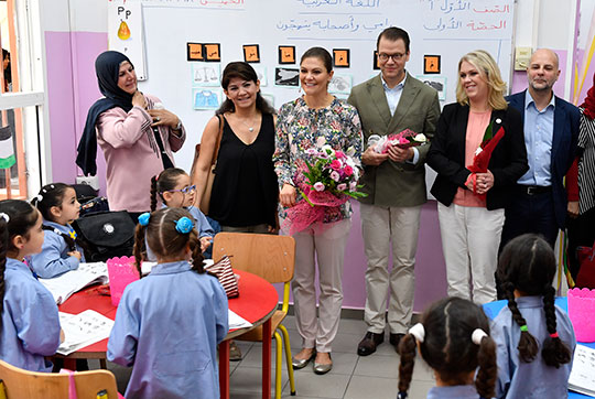 Kronprinsessparet och statsrådet Lena Hallengren besöker en flickskola i Beirut, Libanon.