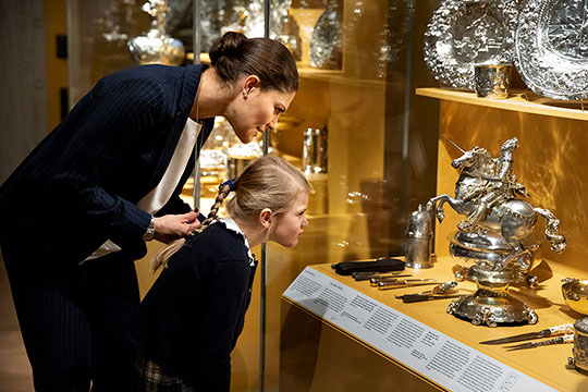 Kronprinsessan och Prinsessan Estelle tar del av Nationalmuseums samlingar. 