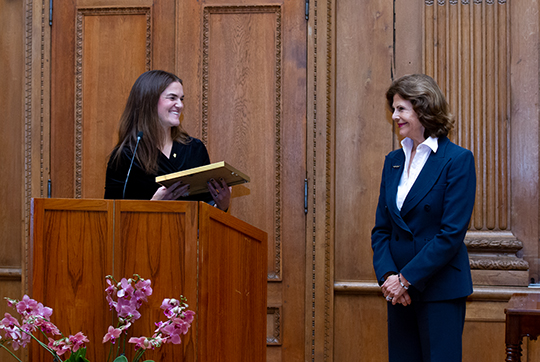 Drottningen tillsammans med Majblommans generalsekreterare Tove Lindahl Greve under ceremonin i Bernadottebiblioteket på Kungliga slottet. 