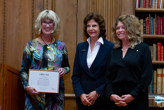 Kerstin Andreasson och Susanne Adolfsson, volontärer från Alingsås, fick ta emot utmärkelsen Årets Majblommeförening av Drottningen.