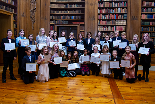 Drottningen tillsammans med barnen från Adolf Fredriks musikklasser årskurs 6-8 som vann årets insamlingstävling. 