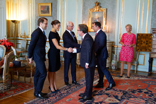 Kungen och Kronprinsessparet välkomnar Chiles ambassadör. 