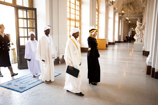 Den nye ambassadören Mohamed Isa Edam Balila från Sudan och hans följe ankommer till i Kungliga slottet. 