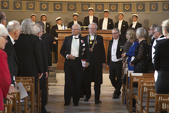 Kungl. Humanistiska vetenskapssamfundets i Lund 100-årsjubileum firades i universitetets aula i närvaro av Kungen. 