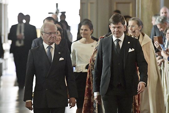 Kungen och talmannen ankommer till riksdagsgudstjänsten i Storkyrkan. 