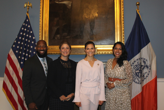 Kronprinsessan tillsammans med director Mark Chambers, biträdande borgmästare Alicia Glen samt ansvarig för internationella relationer Penny Abeywardena vid besöket i New York City Hall. 