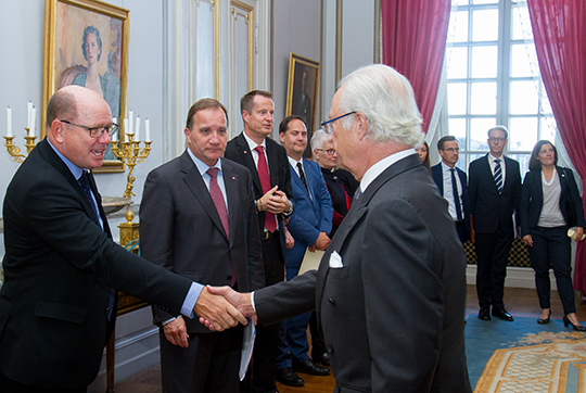 Kungen hälsar på talman Urban Ahlin och statsminister Stefan Löfven inför Utrikesnämndens sammanträde. 