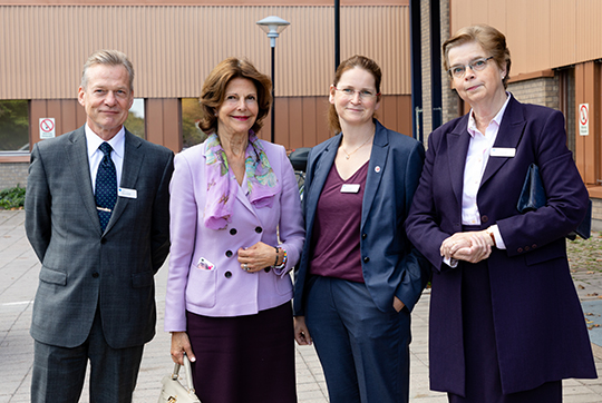 Drottningen tillsammans med Olof Lundblad, Lena Nilsson och Britt Serander vid ankomsten till Dalens sjukhus. 