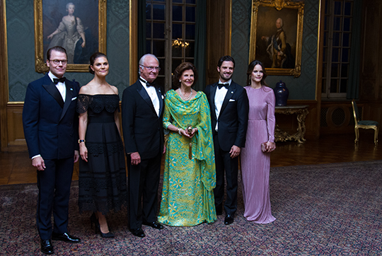 Kungaparet, Kronprinsessparet och Prinsparet samlade i Lovisa Ulrikas matsal innan Sverigemiddagens början. 