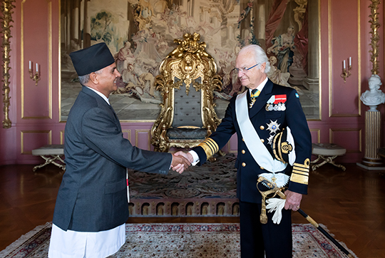 Kungen hälsar på ambassadör Yuba Nath Lamsal från Nepal vid dagens ceremoni.