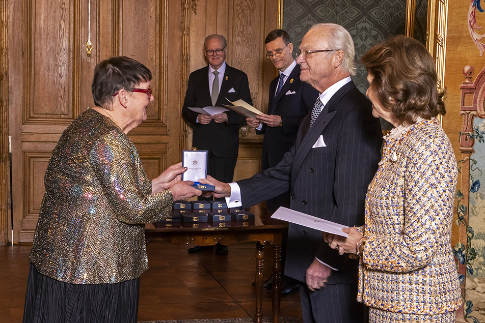 Informations- och IT-säkerhetsexperten Anne-Marie Eklund Löwinder tar emot medaljen ur Kungens hand.