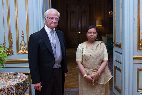 Kungen och Sri Lankas ambassadör Renuka Damayanthie Rajapakse i samband med avskedsaudiensen på Kungl. Slottet. 