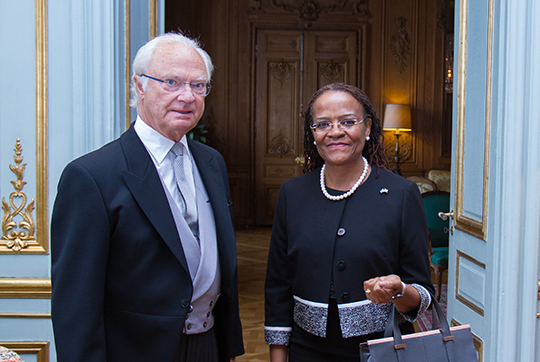 Kungen och Namibias ambassadör Morina Muuondjo, som nu lämnar Sverige efter drygt fyra år som ambassadör. 