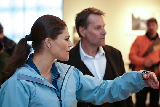 Jörgen Svensson ger Kronprinsessan en visning av konstmuseet. 