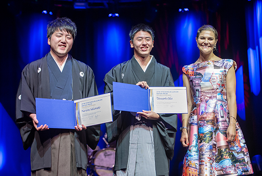 Kronprinsessan tillsammans med mottagarna av Diploma of Excellence - Tatsuyoshi Odai och Narumi Sakamoto från Japan. 