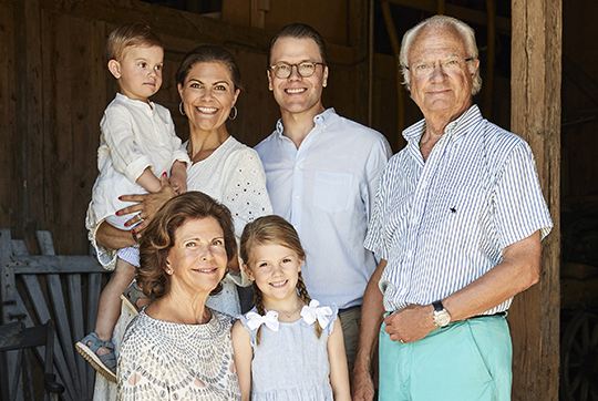 Kungaparet och Kronprinsessfamiljen fotograferade på Öland under juli månad. 