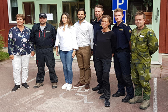 Prinsparet tillsammans med landshövding Ylva Thörn, räddningsledarna samt representanter från Försvarsmakten. 
