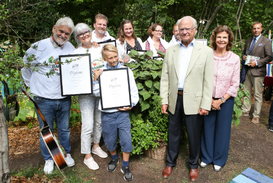 Kungen och Drottningen delade ut besökarnas pris till Hasse Andersson och Monika Forsberg för Hasses trädgård. 