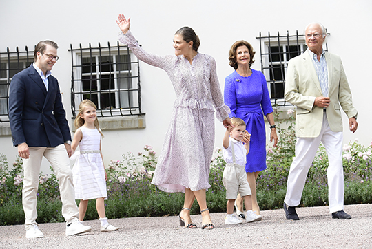 Kronprinsessfamiljen och Kungaparet vid firandet utanför Sollidens slott. 