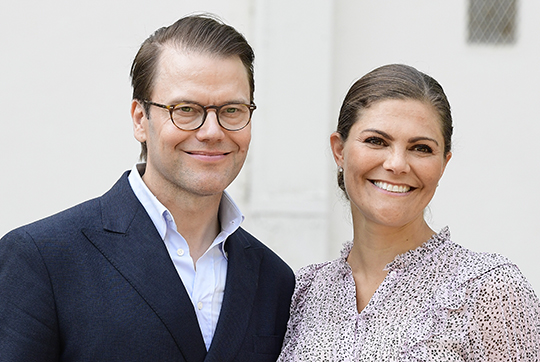 Kronprinsessan och Prins Daniel vid firandet utanför Sollidens slott. 
