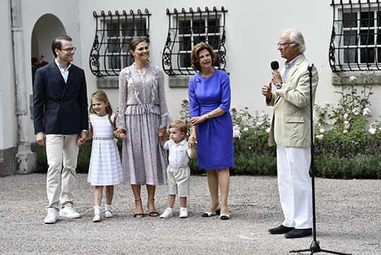 Kungen leder gratulanterna i ett fyrfaldigt leve för Kronprinsessan. 