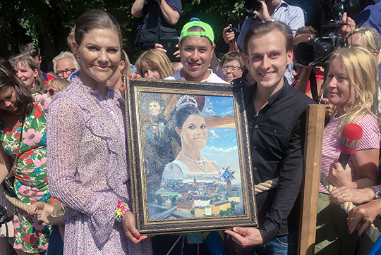 Konstnären Sergey från Ukraina överlämnade ett porträtt på Kronprinsessan som han målat.