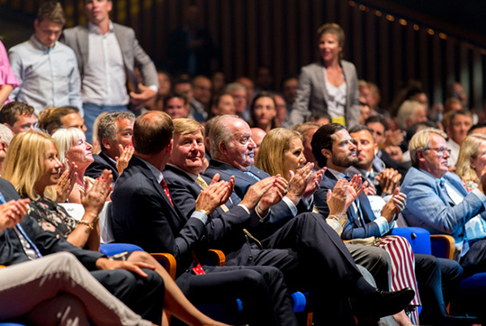 Prins Carl Philip vid prisutdelningsceremonin där även Kung Willem Alexander av Nederländerna och Kung Juan Carlos av Spanien närvarade.