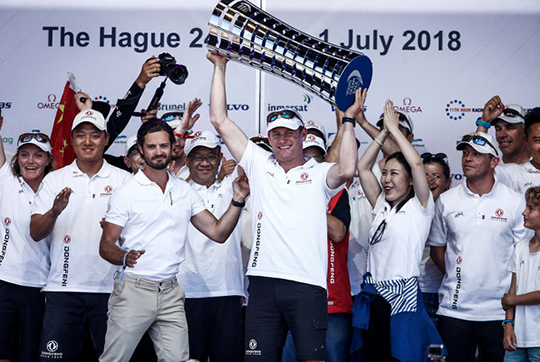 Prins Carl Philip delar ut första pris till Dongfeng Race Team vid Volvo Ocean Race i Haag. 