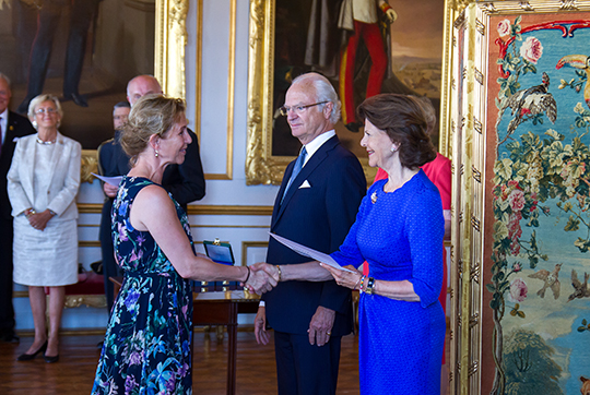 Helen Sjöholm tar emot medaljen Litteris et Artibus för framstående konstnärliga insatser som sångerska och skådespelerska. 