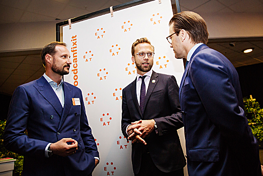 Kronprins Haakon och Prins Daniel i samtal med norska utvecklingsministern Nikolai Astrup.