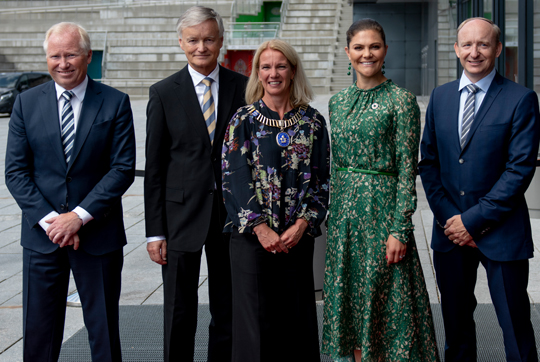 Kronprinsessan tillsammans med CEO för Nutreco Knut Nesse, Fylkesmann Harald Thune, ordfører Kristine Sagen Helgö samt Eivind Hellsand, General Manager för BluePlanet. 