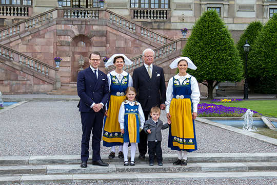 Kungaparet och Kronprinsessfamiljen på Logården innan kortegen mot Skansen. 