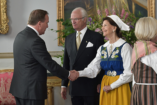 Kungaparet välkomnar statsminister Stefan Löfven till mottagningen på Kungliga slottet. 