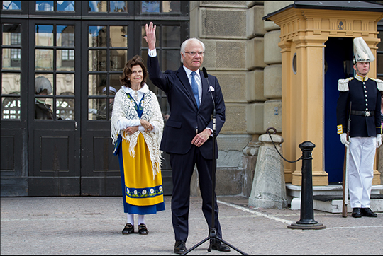 Kungen hälsar slottets besökare välkomna till Öppet slott. 