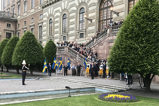 Kungafamiljen och mottagningens gäster vid taptot på Logården. 
