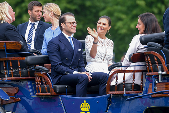 Kronprinsessparet färdas med häst och vagn till Strömsholms slott. 